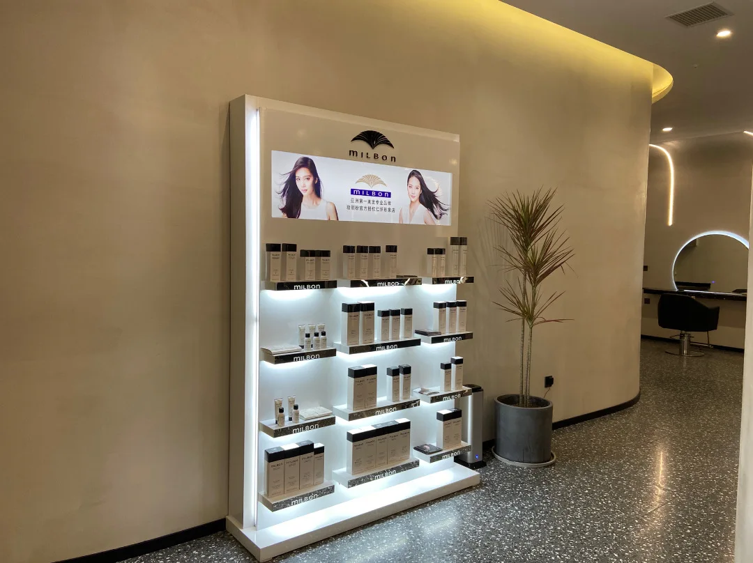 رفوف عرض مستحضرات التجميل لتصم - مراجعة Interior Design Nail Salon وسعره